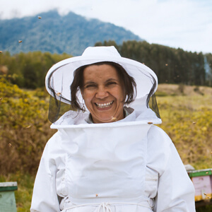 Lachende imker uit Zuid-Amerika in imkerpak