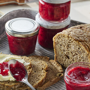 Jam van honing en veenbessen